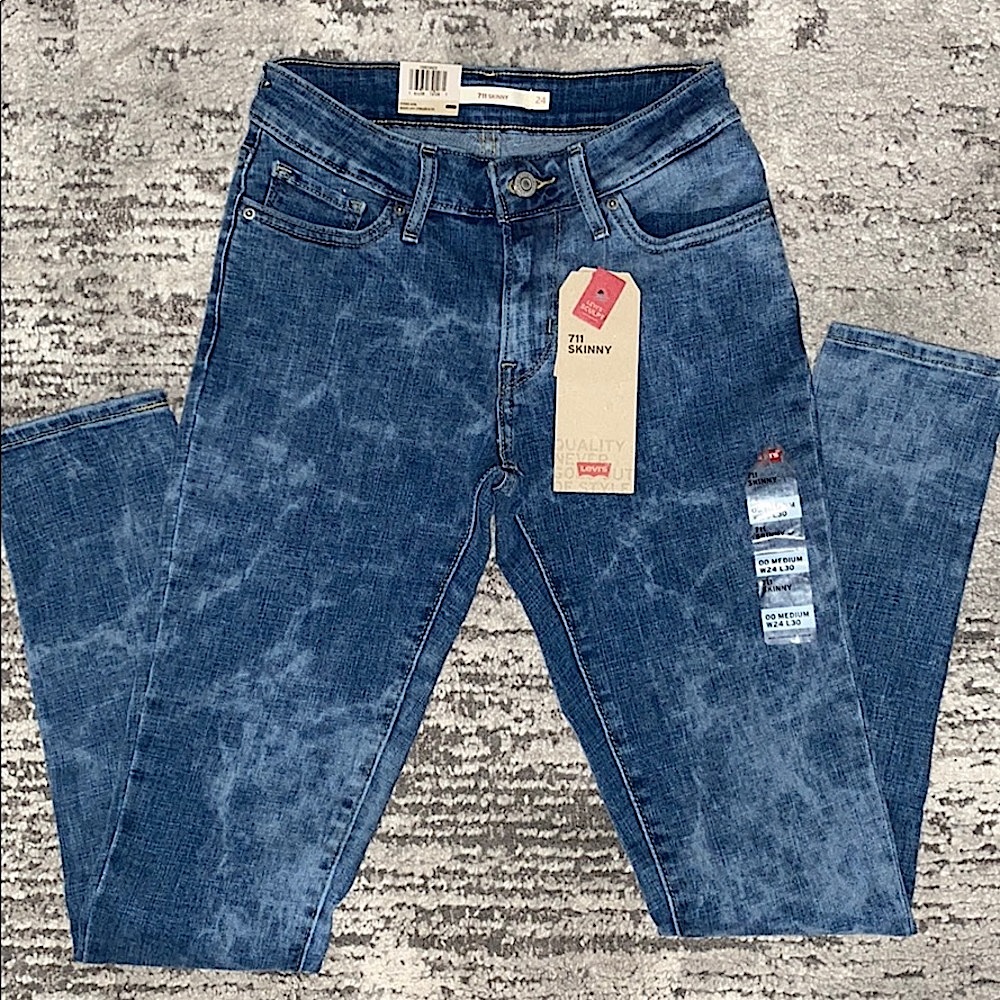NWT LEVI’S 711 SKINNY SIZE 24